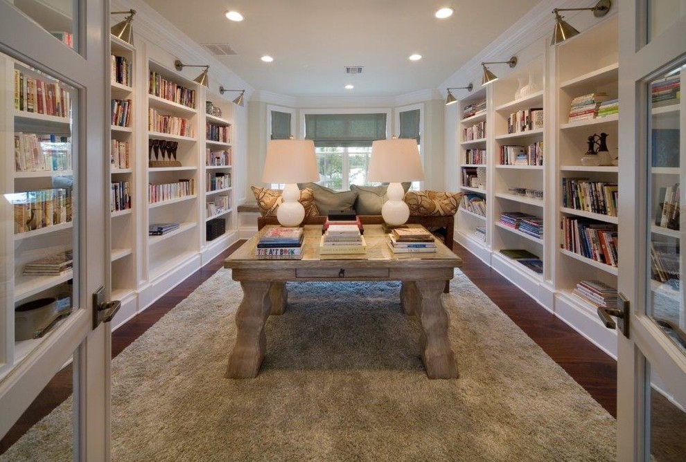 Geräumiges Klassisches Lesezimmer ohne Kamin mit beiger Wandfarbe, dunklem Holzboden, freistehendem Schreibtisch und braunem Boden in Orlando