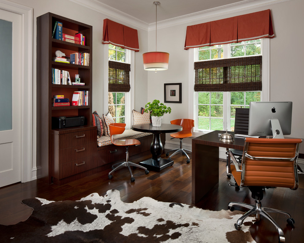 Aménagement d'un bureau classique avec un mur blanc, parquet foncé et un bureau indépendant.