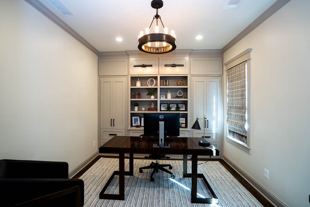 Immagine di un ufficio contemporaneo di medie dimensioni con pareti beige, pavimento in legno massello medio, nessun camino, scrivania autoportante e pavimento marrone