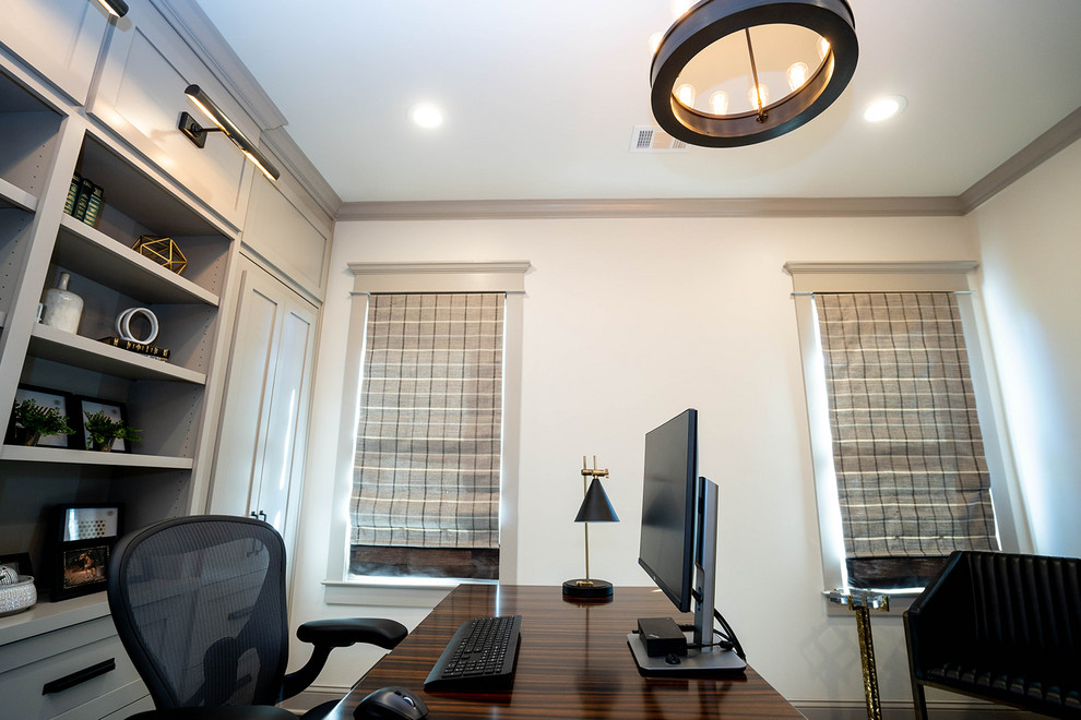 Diseño de despacho actual de tamaño medio sin chimenea con paredes beige, suelo de madera en tonos medios, escritorio independiente y suelo marrón