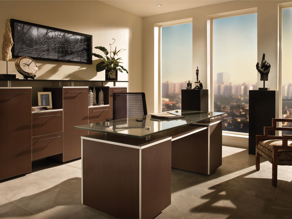 Modernes Arbeitszimmer mit beiger Wandfarbe, Keramikboden und freistehendem Schreibtisch in Houston