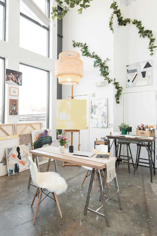 Aménagement d'un bureau éclectique de type studio avec un mur blanc, sol en béton ciré, un bureau indépendant et un sol gris.