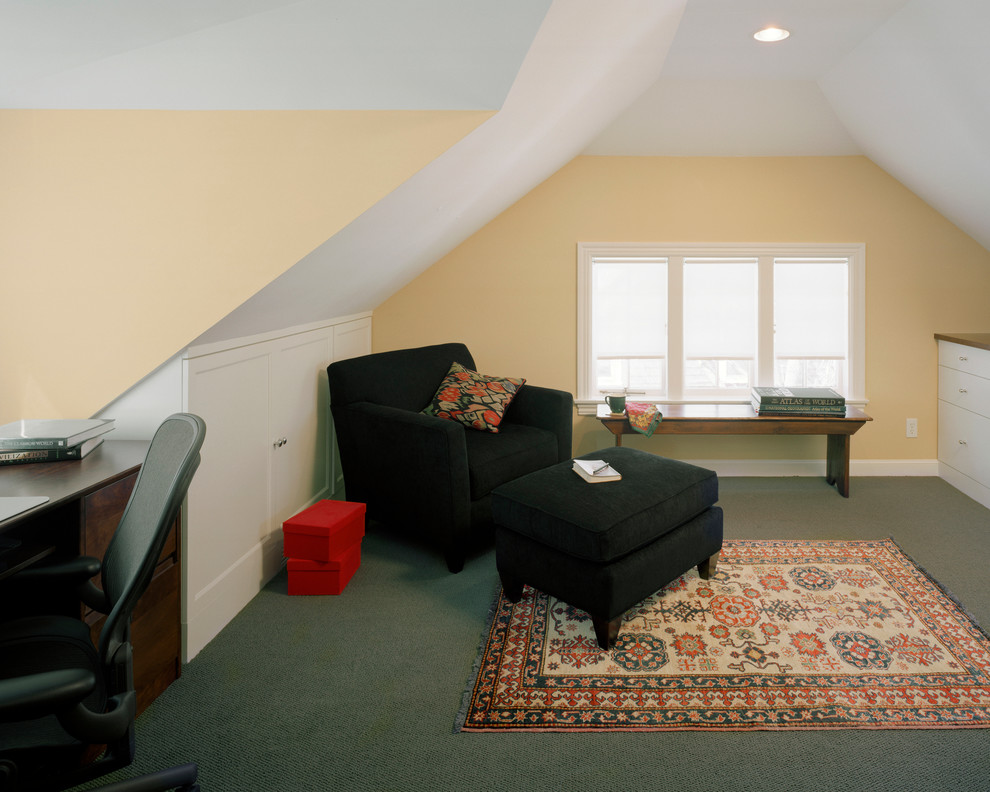 ボストンにある中くらいなトラディショナルスタイルのおしゃれな書斎 (黄色い壁、カーペット敷き、暖炉なし、自立型机、緑の床) の写真