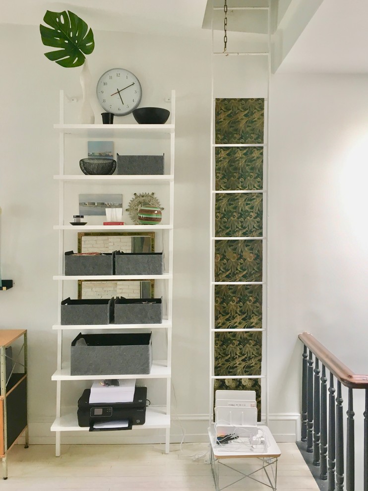Exemple d'un bureau tendance de taille moyenne et de type studio avec un mur blanc, parquet clair, une cheminée standard, un manteau de cheminée en brique, un bureau indépendant et un sol blanc.