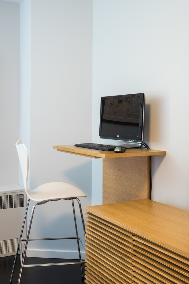 Modelo de despacho contemporáneo pequeño con paredes grises y escritorio empotrado