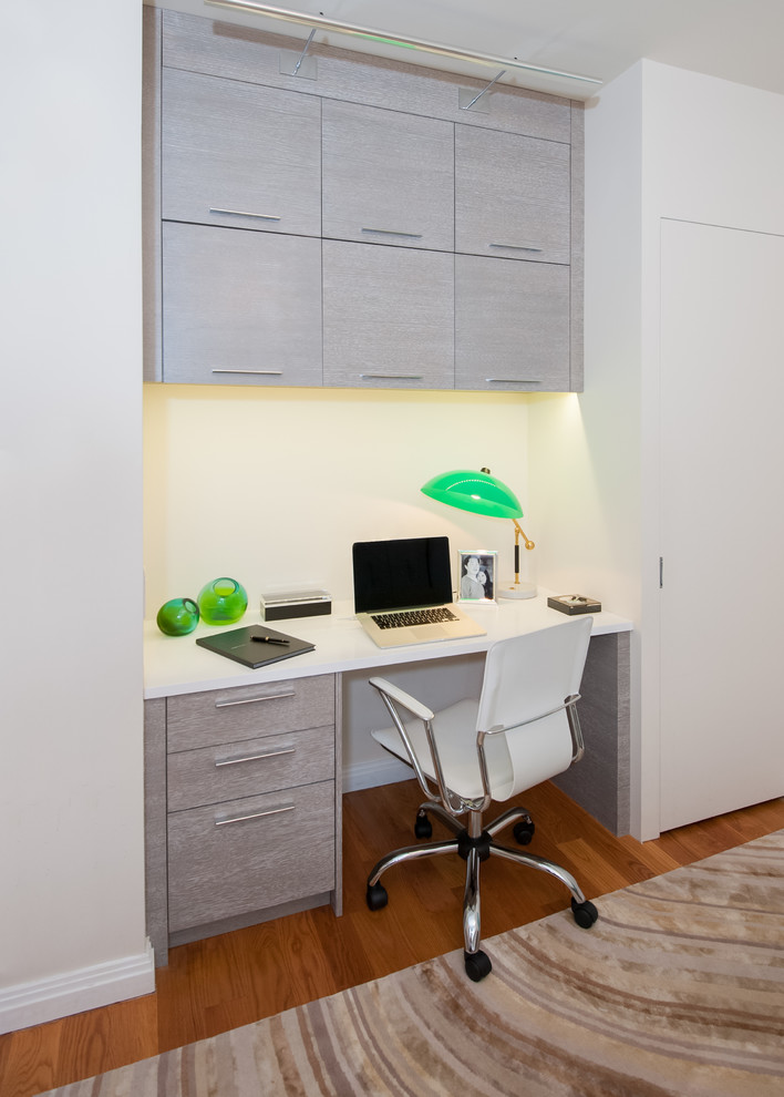 Idées déco pour un petit bureau classique avec un mur gris, un sol en bois brun, un bureau intégré et aucune cheminée.