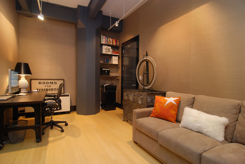 Idee per un ufficio moderno di medie dimensioni con pareti beige, pavimento in bambù e scrivania autoportante