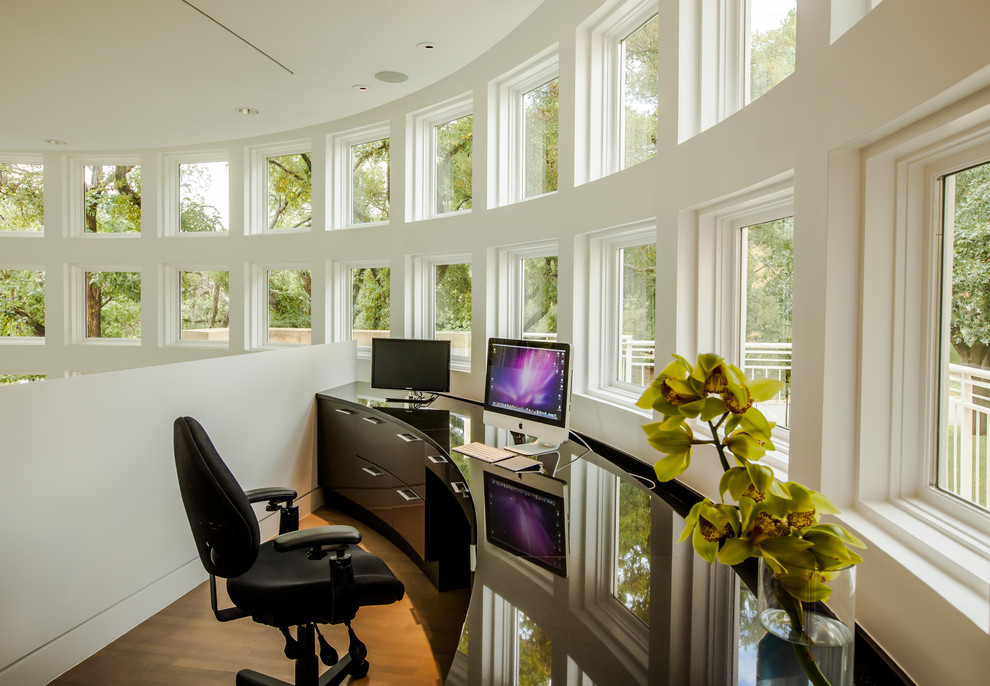 Idéer för ett modernt arbetsrum, med vita väggar, mellanmörkt trägolv och ett fristående skrivbord