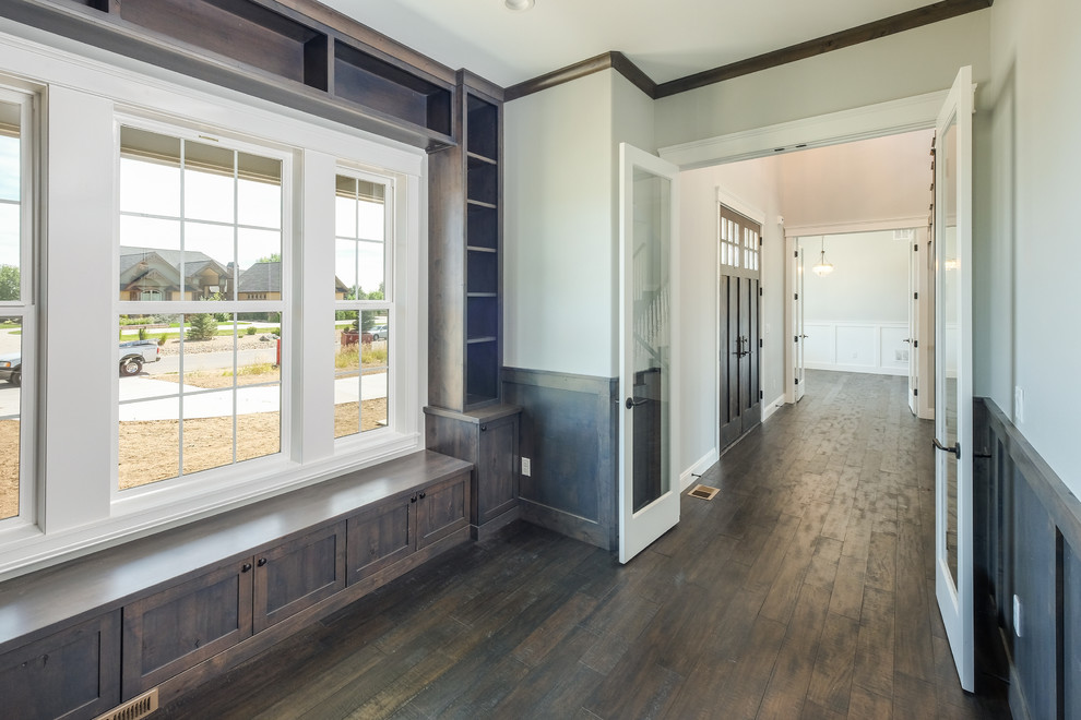 Mittelgroßes Landhaus Arbeitszimmer mit weißer Wandfarbe und dunklem Holzboden in Denver
