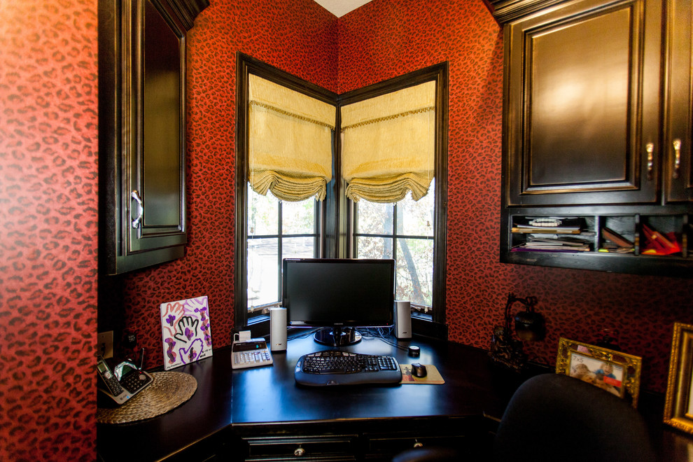Immagine di un ufficio boho chic di medie dimensioni con pareti multicolore, nessun camino e scrivania incassata