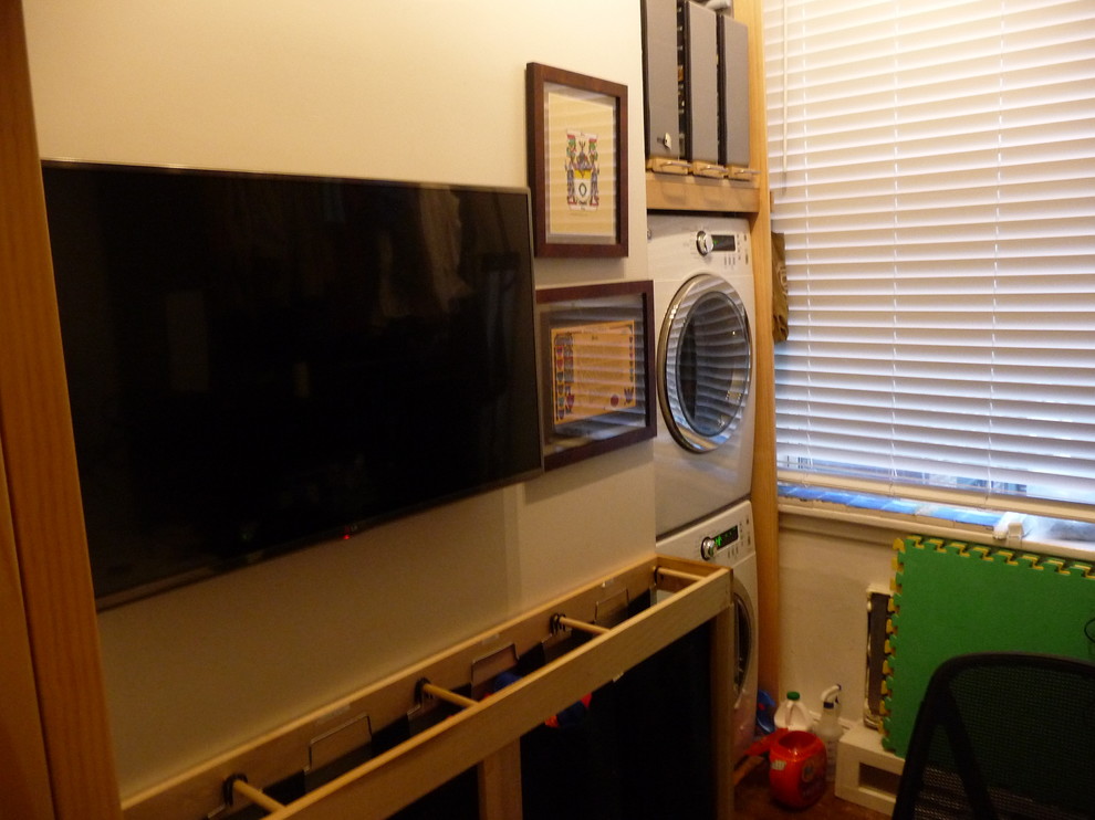 Exempel på ett litet hemmastudio, med vita väggar, mellanmörkt trägolv och ett inbyggt skrivbord