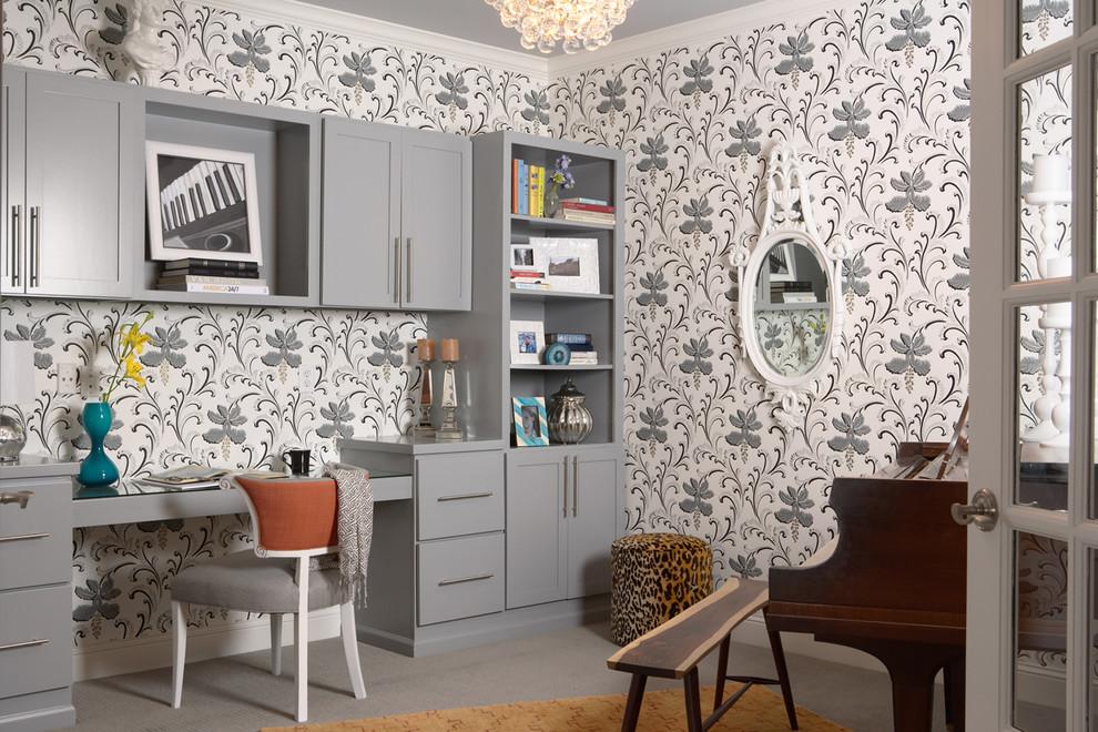 Пример оригинального дизайна: кабинет в стиле неоклассика (современная классика) с ковровым покрытием, встроенным рабочим столом и разноцветными стенами