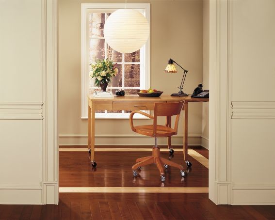 Immagine di un ufficio minimal di medie dimensioni con pareti beige, parquet scuro e scrivania autoportante