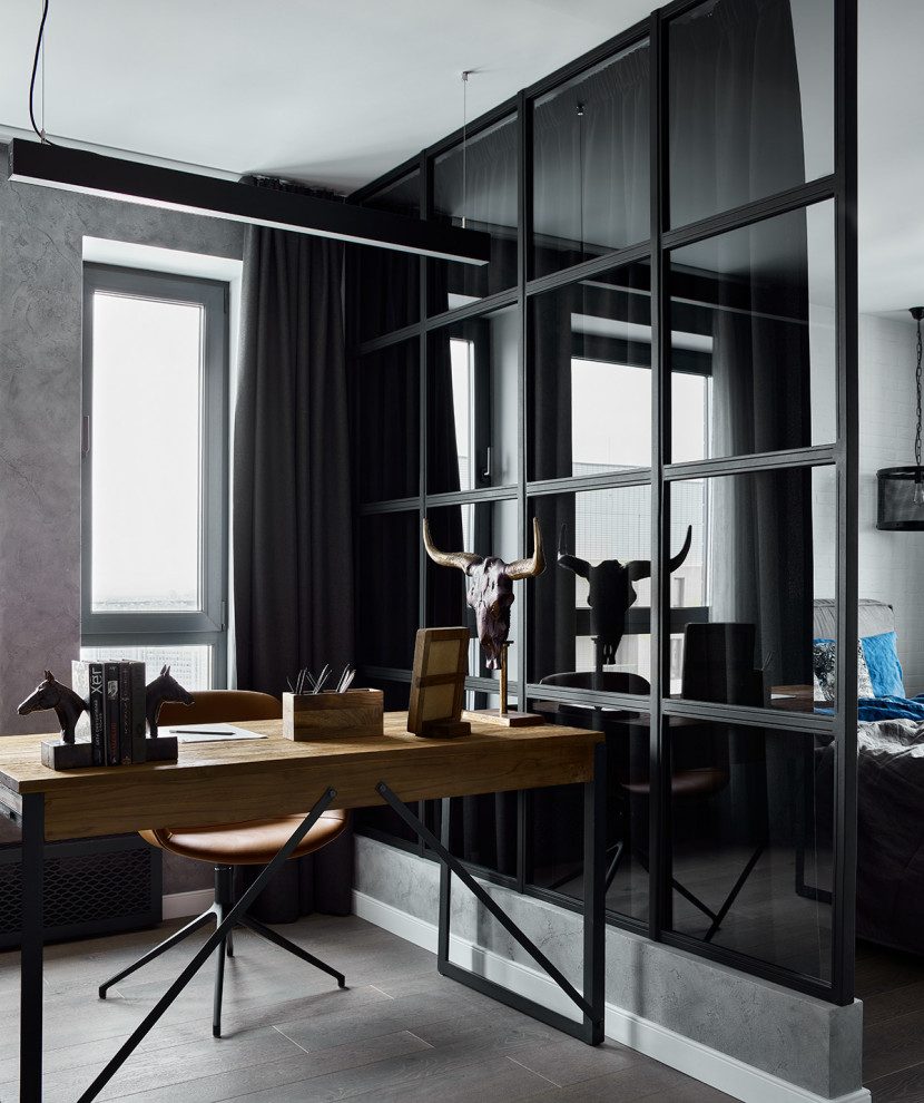 Exempel på ett mellanstort industriellt arbetsrum, med grå väggar, ett fristående skrivbord och brunt golv