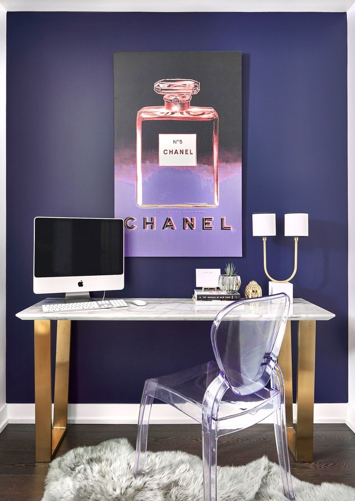 トロントにある小さなコンテンポラリースタイルのおしゃれな書斎 (紫の壁、濃色無垢フローリング、暖炉なし、自立型机、茶色い床) の写真