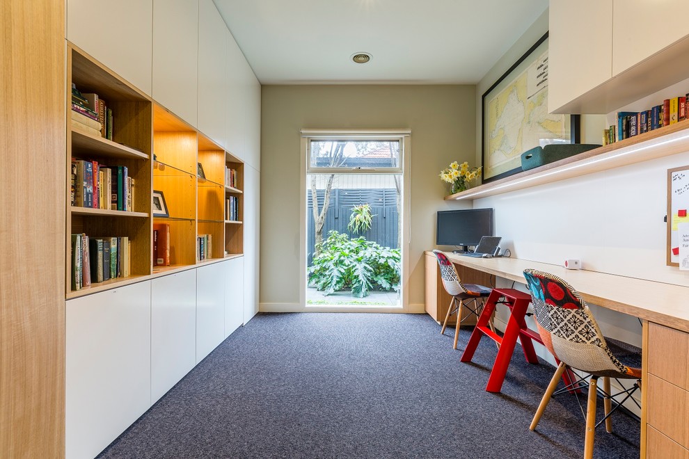 Immagine di un ufficio contemporaneo di medie dimensioni con pareti beige, moquette, nessun camino, scrivania incassata e pavimento grigio