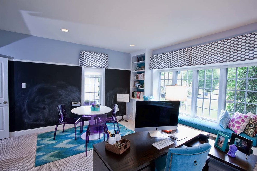 Exemple d'un grand bureau tendance avec un mur gris, moquette, un sol beige et un bureau indépendant.