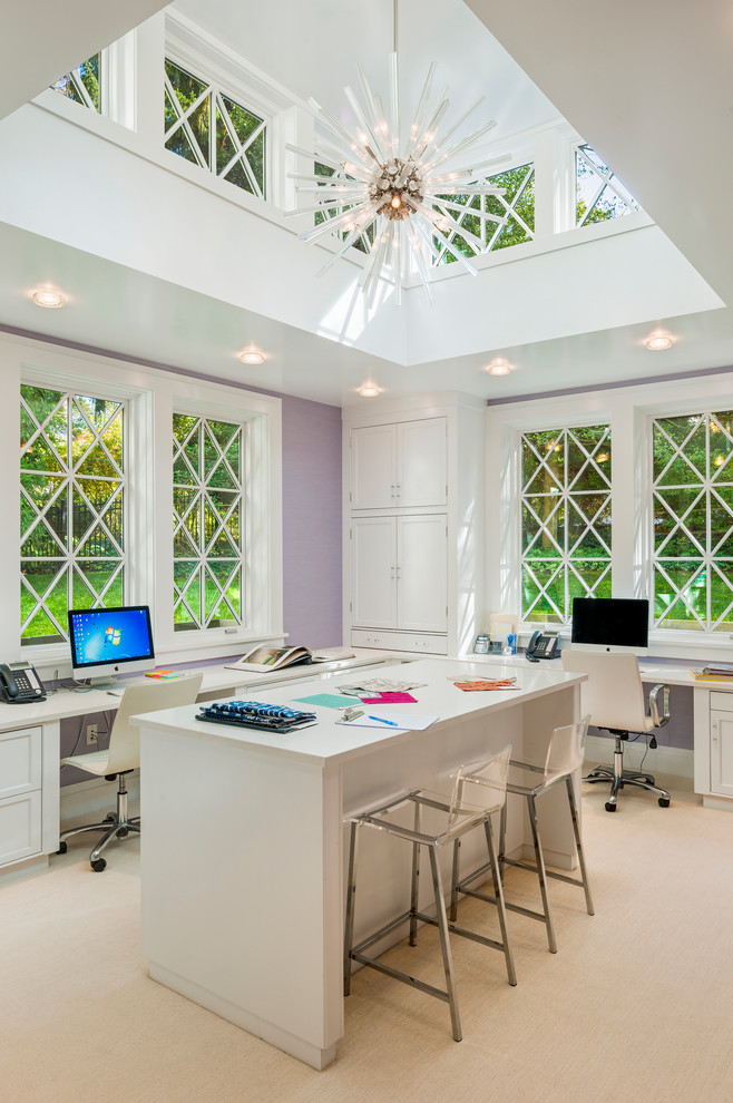 На фото: кабинет среднего размера в стиле неоклассика (современная классика) с фиолетовыми стенами, ковровым покрытием и встроенным рабочим столом с