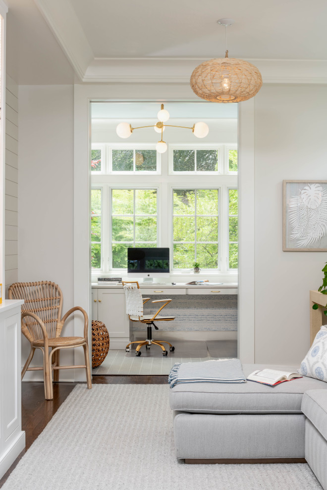 Idee per un ufficio tradizionale con pareti bianche, parquet scuro, scrivania incassata, pavimento marrone e carta da parati