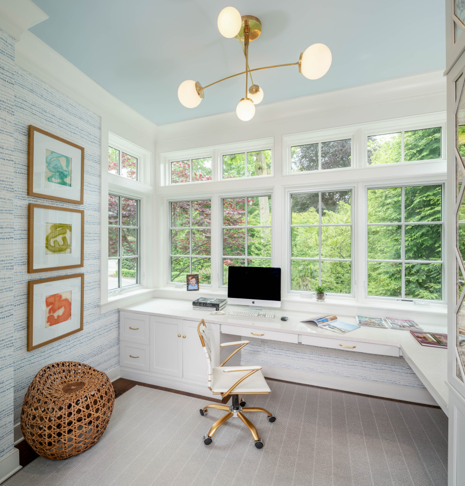 Exemple d'un bureau chic avec un mur blanc, parquet foncé, un bureau intégré, un sol marron et du papier peint.