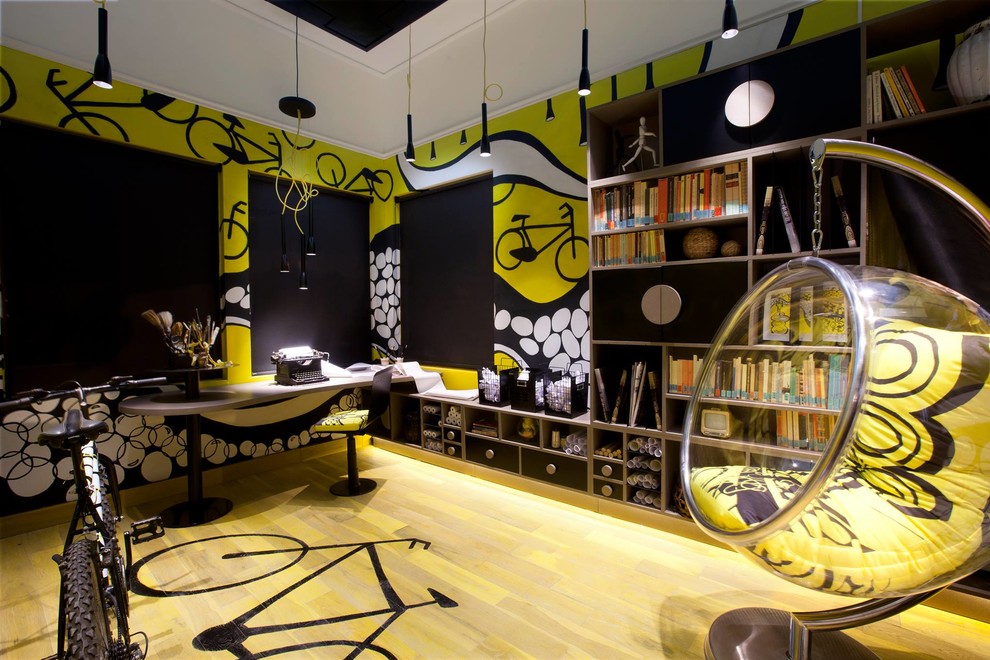 Esempio di uno studio design con scrivania incassata e pavimento giallo