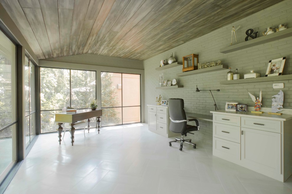 Idee per uno studio design di medie dimensioni con pareti grigie, nessun camino, scrivania incassata e pavimento grigio