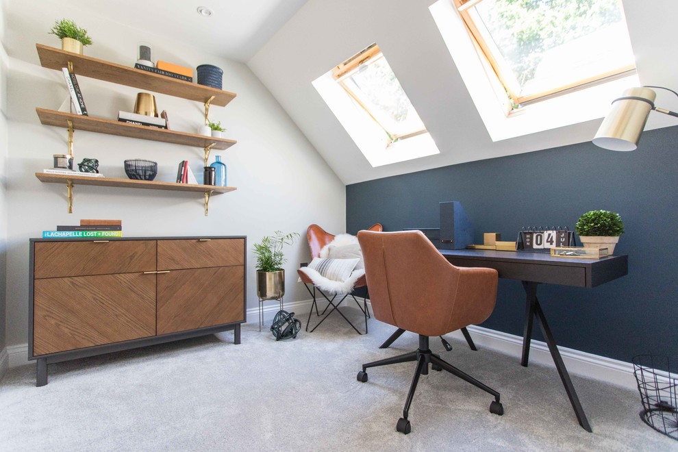 Modernes Arbeitszimmer mit Arbeitsplatz, bunten Wänden, Teppichboden, freistehendem Schreibtisch und weißem Boden in Essex
