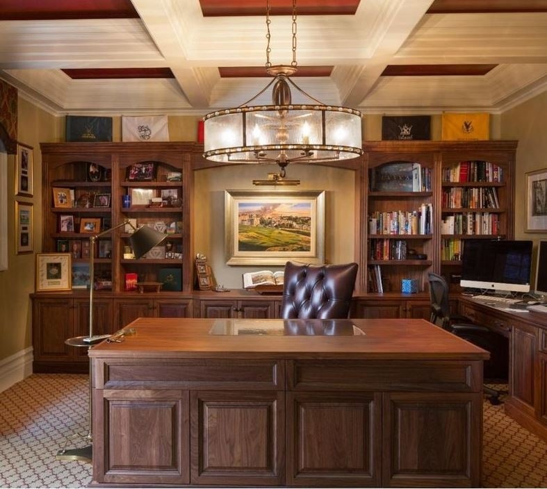 Geräumiges Klassisches Arbeitszimmer mit beiger Wandfarbe, dunklem Holzboden und freistehendem Schreibtisch in Philadelphia