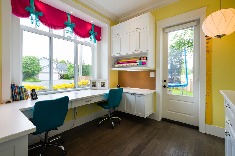 Inspiration pour un bureau atelier traditionnel de taille moyenne avec un mur jaune, un sol en bois brun et un bureau intégré.