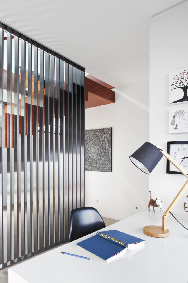 Свежая идея для дизайна: кабинет в современном стиле с белыми стенами, полом из керамогранита и бежевым полом - отличное фото интерьера