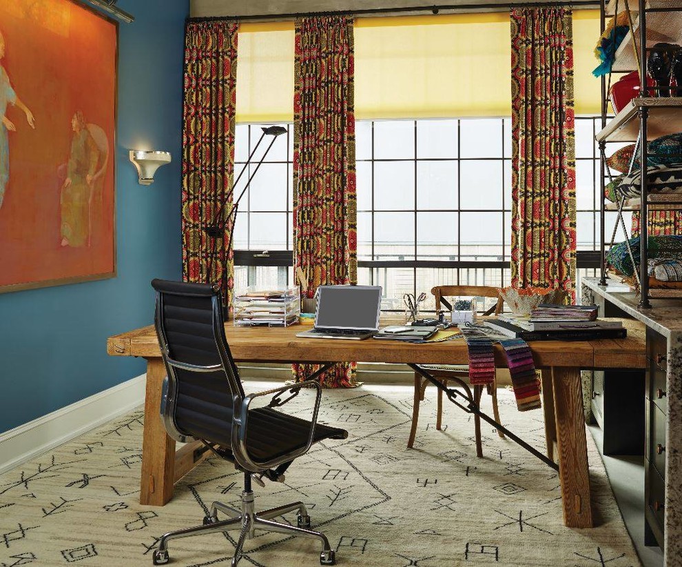 На фото: маленькое рабочее место в стиле неоклассика (современная классика) с синими стенами, ковровым покрытием, отдельно стоящим рабочим столом и бежевым полом без камина для на участке и в саду с