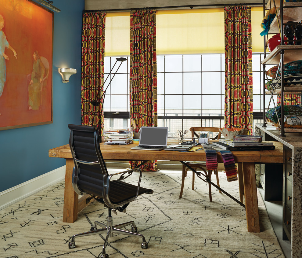 Пример оригинального дизайна: рабочее место среднего размера в стиле рустика с синими стенами, ковровым покрытием, отдельно стоящим рабочим столом и бежевым полом без камина