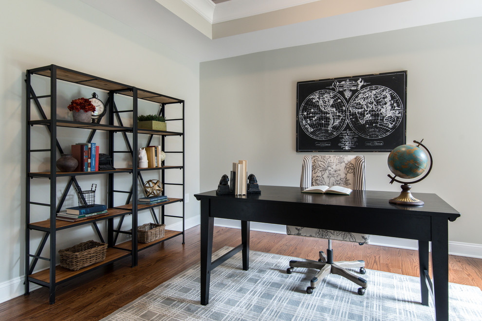 Imagen de despacho clásico renovado con paredes grises, suelo de madera oscura y escritorio independiente