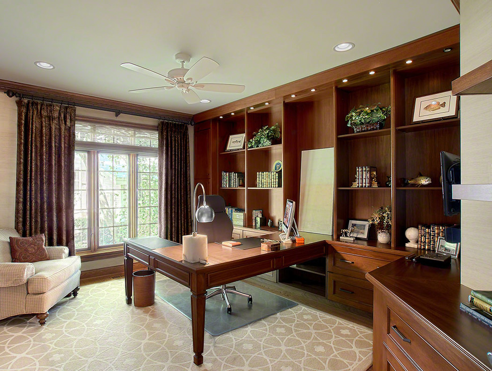 Foto di uno studio tradizionale con pareti beige, pavimento in legno massello medio, scrivania incassata e pavimento marrone