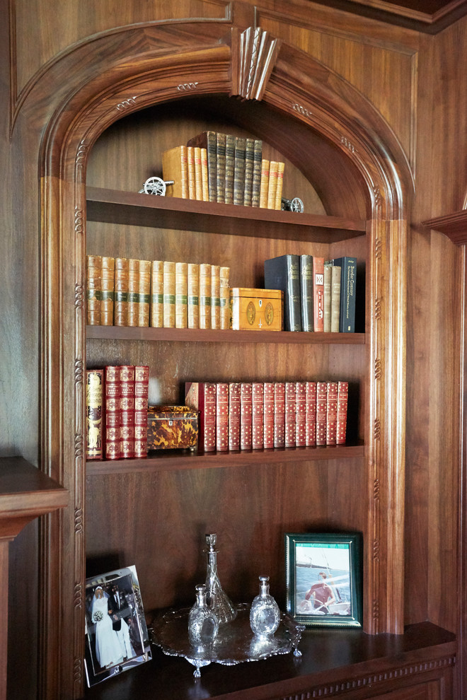 Inspiration för stora klassiska arbetsrum, med ett bibliotek