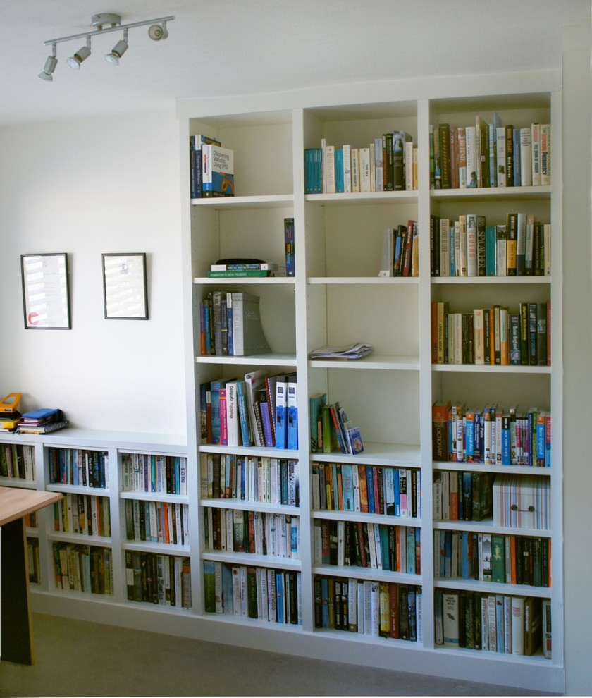 Foto på ett mellanstort funkis hemmabibliotek
