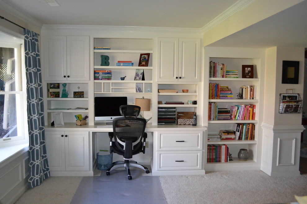 ワシントンD.C.にあるラグジュアリーなトラディショナルスタイルのおしゃれなホームオフィス・書斎 (暖炉なし、造り付け机) の写真