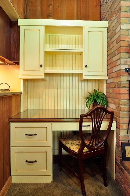 Aménagement d'un petit bureau classique avec un mur marron, un sol en carrelage de céramique et un bureau intégré.