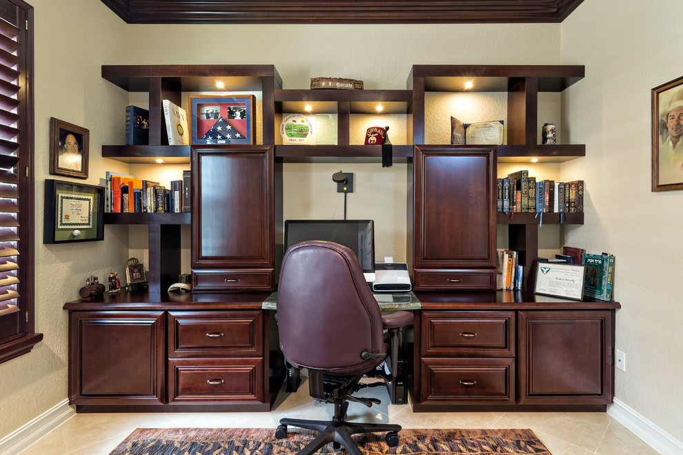 Imagen de despacho tradicional renovado de tamaño medio sin chimenea con escritorio empotrado, paredes beige y suelo de baldosas de porcelana