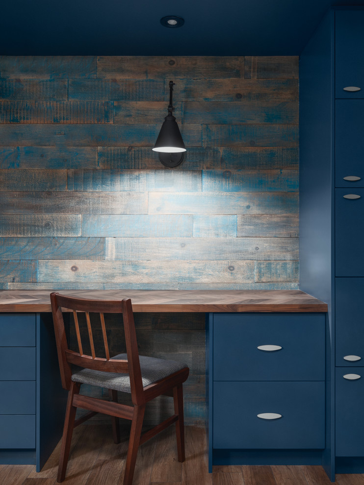 高級な中くらいなコンテンポラリースタイルのおしゃれな書斎 (青い壁、ラミネートの床、造り付け机、ベージュの床) の写真