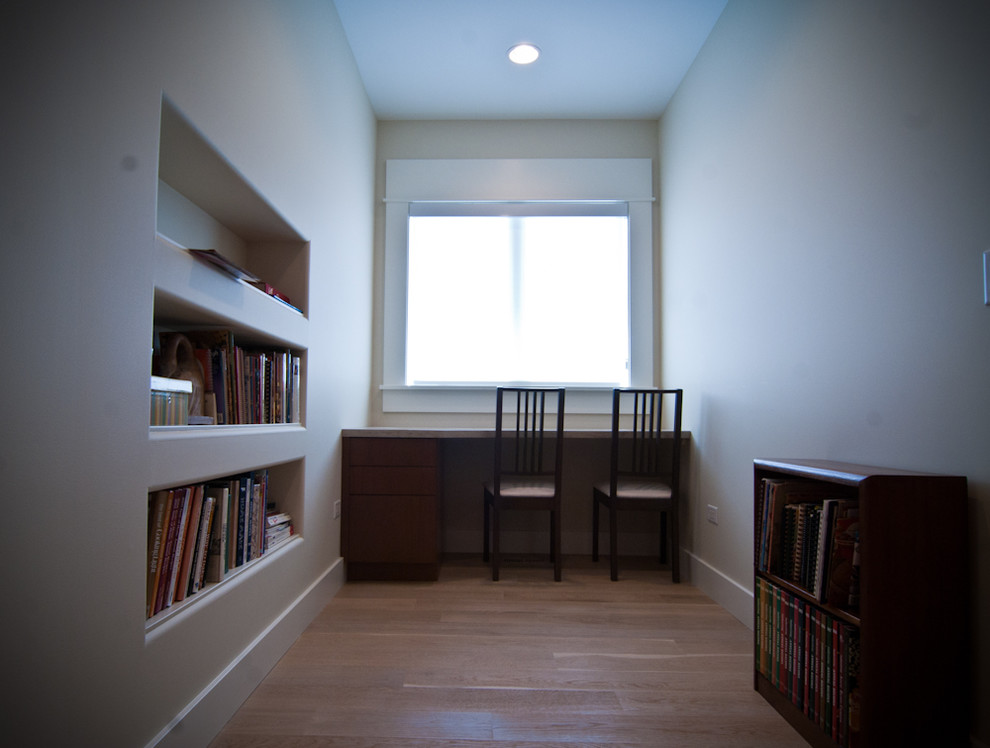 Kleines Modernes Lesezimmer mit weißer Wandfarbe, hellem Holzboden, Einbau-Schreibtisch und beigem Boden in Chicago