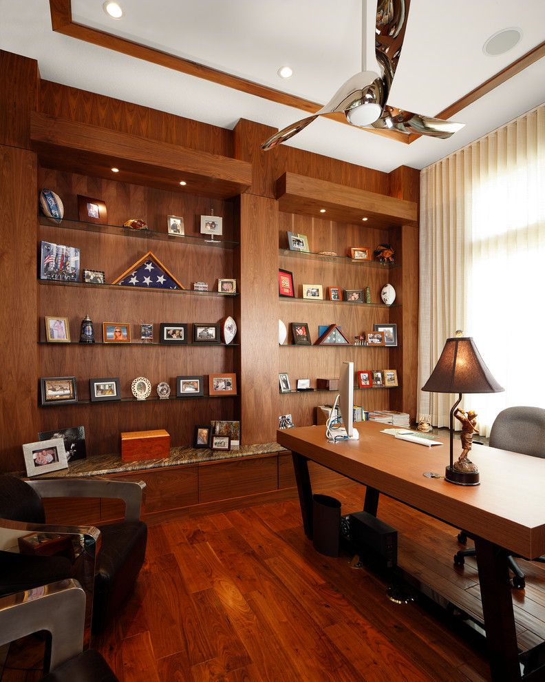 Inspiration för klassiska arbetsrum, med bruna väggar, mörkt trägolv och ett fristående skrivbord