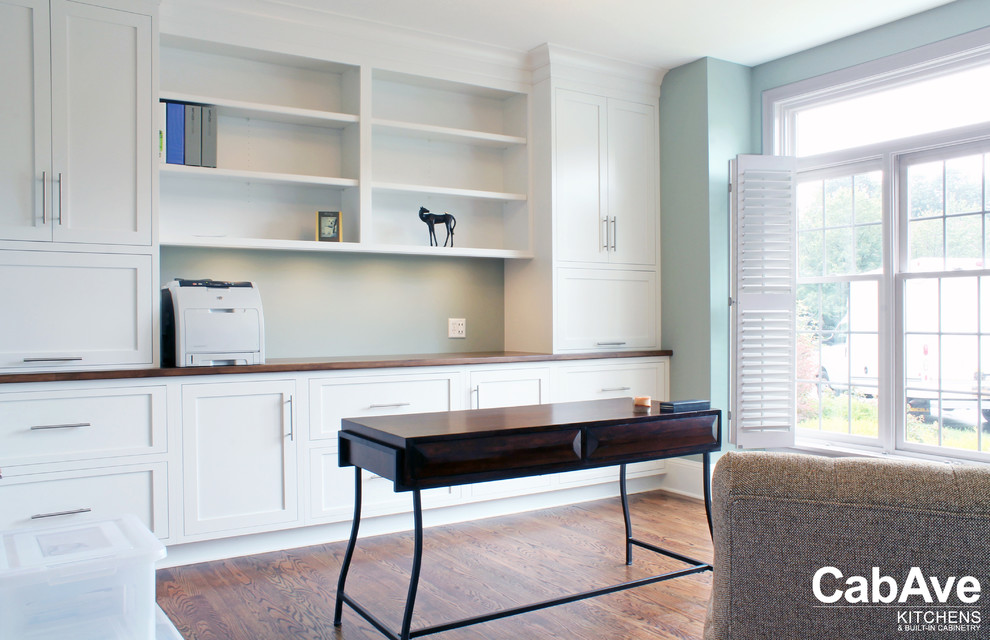 Idéer för ett mellanstort klassiskt hemmastudio, med blå väggar, mellanmörkt trägolv, ett fristående skrivbord och brunt golv