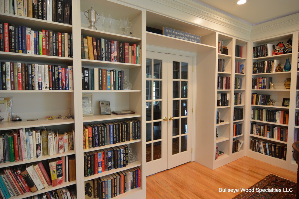 Идея дизайна: домашняя библиотека среднего размера в классическом стиле с синими стенами