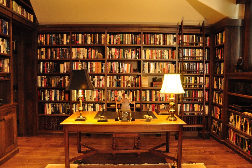 Свежая идея для дизайна: домашняя библиотека с отдельно стоящим рабочим столом - отличное фото интерьера