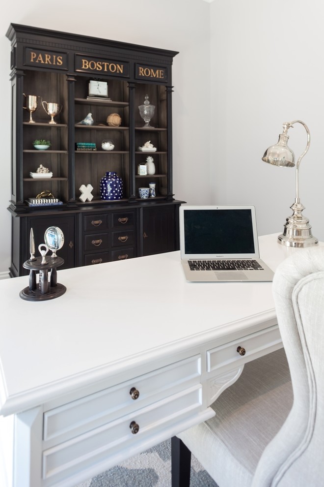 Ejemplo de despacho clásico sin chimenea con paredes grises, moqueta y escritorio independiente