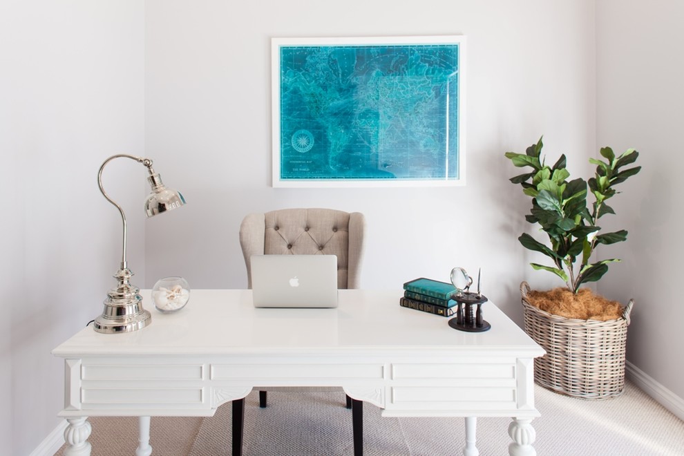 Klassisches Arbeitszimmer ohne Kamin mit grauer Wandfarbe, Teppichboden und freistehendem Schreibtisch in Brisbane