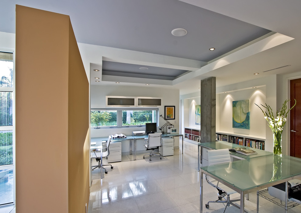 Imagen de despacho moderno con paredes blancas y escritorio independiente