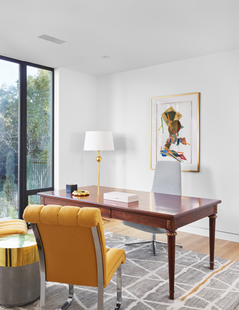 Ejemplo de despacho retro de tamaño medio con paredes blancas, suelo de madera clara, escritorio independiente y suelo beige