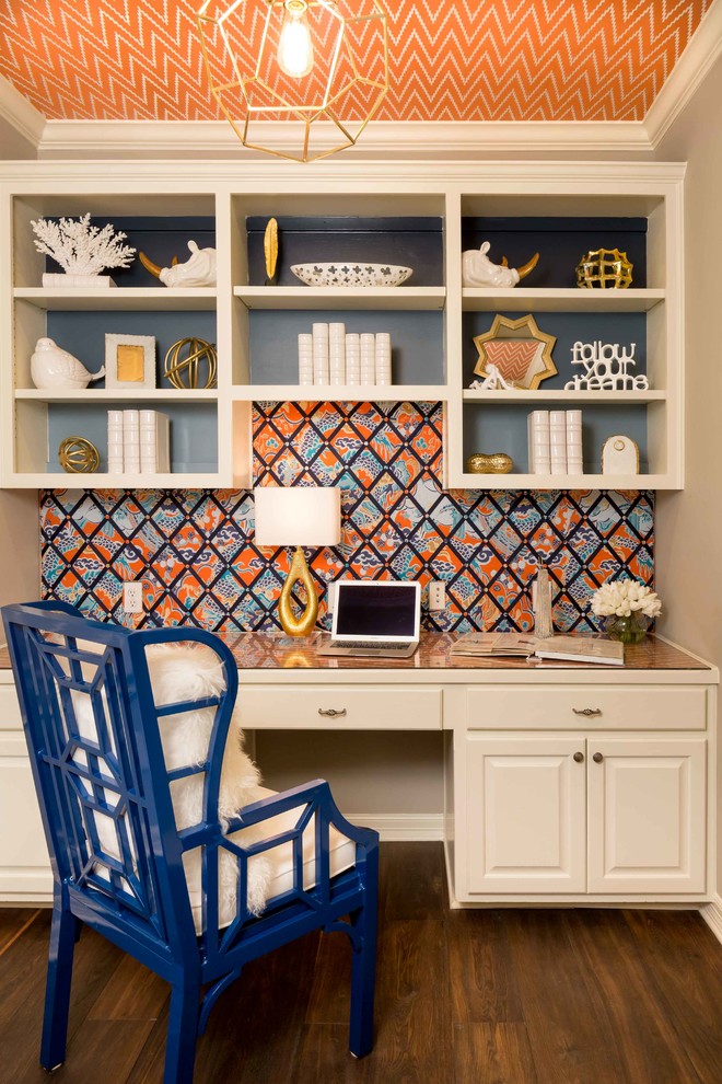 Idée de décoration pour un petit bureau tradition avec un mur multicolore, parquet foncé et un bureau intégré.